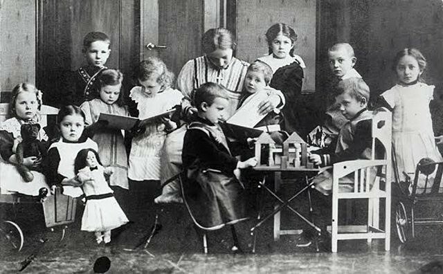 Se crean algunos Jardines infantiles para atender los niños