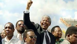 Nelson Mandela eleito Presidente( o primeiro presidente negro daquele país)