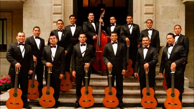 Toco la guitarra en una rondalla