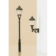 Instal·lació dels primers fanals de gas.