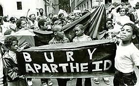 Nelson Mandela crea un brazo armado contra el apartheid.