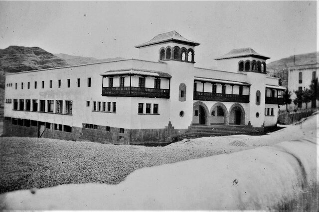 la primera escuela de niños en Teror.