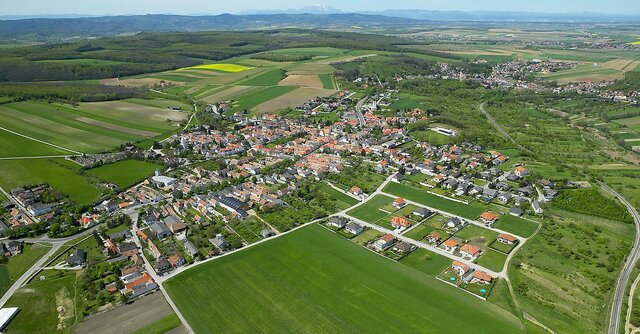 Gustav Klimt 1862-ben, egy Bécs környéki faluban, hétgyermekes család sarjaként született