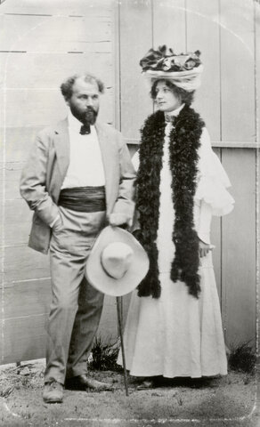 Megismerkedik Emilie Flögével