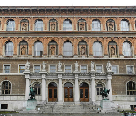 Bécsi Képzőművészeti Akadémia tiszteletbeli tagja