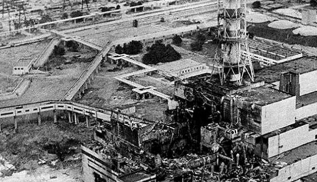 Explosão de um reator nuclear soviético em Chernobyl