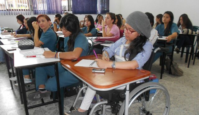 Ley 119 Se reestructura el SENA y plantea como objetivo “organizar programas de readaptación profesional para personas discapacitadas
