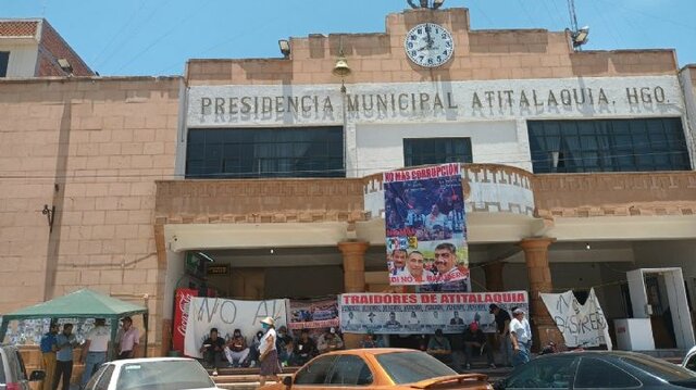 Habitantes de Atitalaquia toman la presidencia municipal