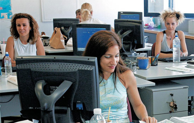 Καταρρέουν μισθοί και ωράρια εργασίας.