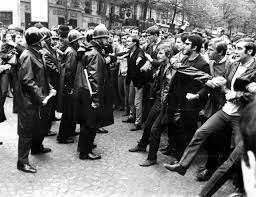 Grups d'intel·lectuals, estudiants i obrers van fer a París la Revolució de les barricades
