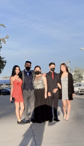 Me gradue de bachillerato, al lado de una personas super especiales para mi