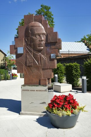 Zigfrīda Anna Meierovica piemineklis