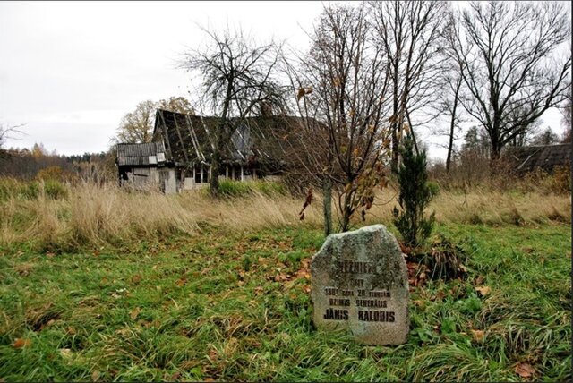 Piemineklis ģenerāļa J.Baloža dzimtajām mājām