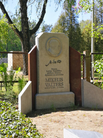 Miķeļa Valtera kapa piemineklis