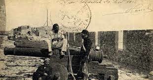 Francia crea un protectorado en Túnez.