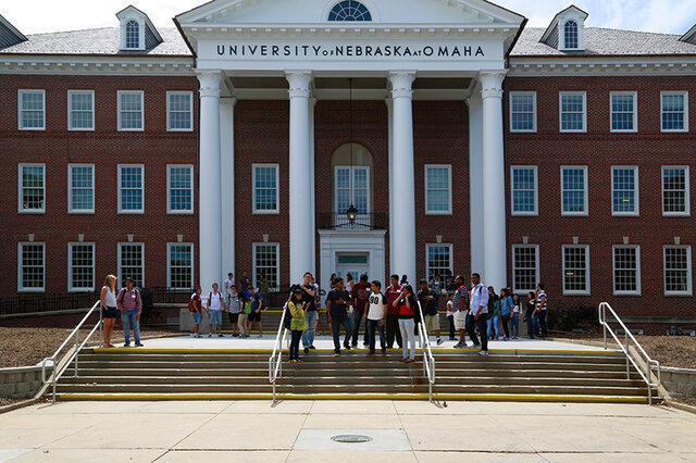 Obtuvo la licenciatura en Doane en Creta University Nebrraska