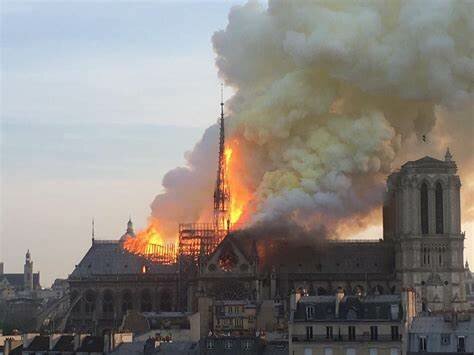 Cultural: Incendi de la catedral de Notre-Dame