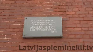 Liepāja piemiņas plāksne Miķelim Valteram. Kopš 2020. gada atrodas Liepājas muzejā.