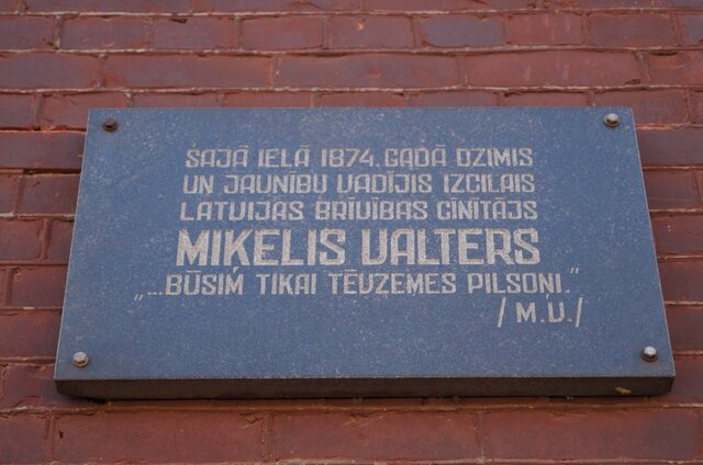 Apraksts par Liepājas piemiņas plāksni Miķelim Valteram