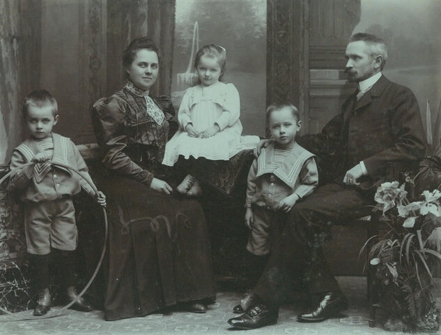 Felesége, családja