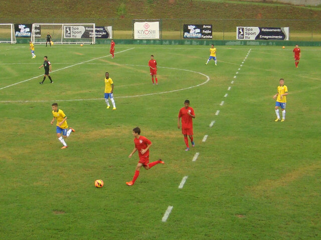 A jóia veste verde e amarelo