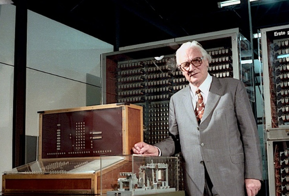 Pprimera máquina de Turing completa