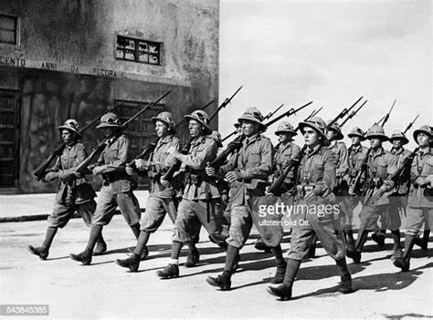 Italia coloniza Libia.