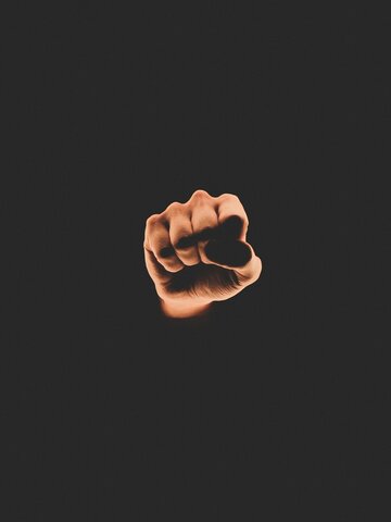 Fidencio, el tío de Urbano, le da una paliza