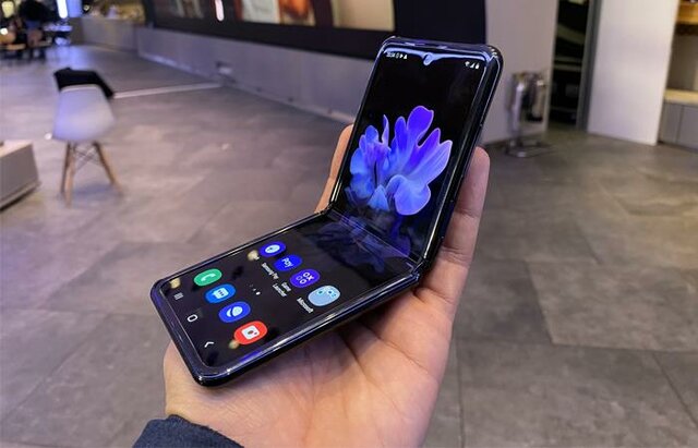 Primer smartphone plegable