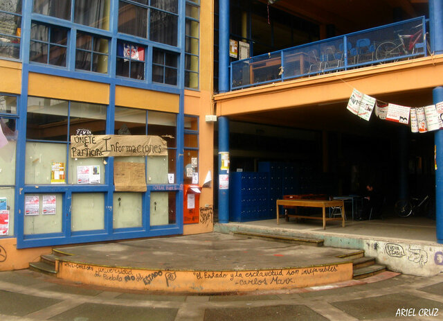 Toma feminista - Asamblea de mujeres de la facultad de filosofía y humanidades de la universidad de Chile