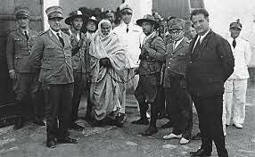 Italia coloniza Libia.