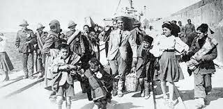 Italia coloniza Libia.