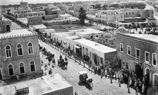 Italia coloniza Libia.