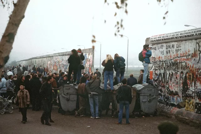 Construction of the Berlin wall