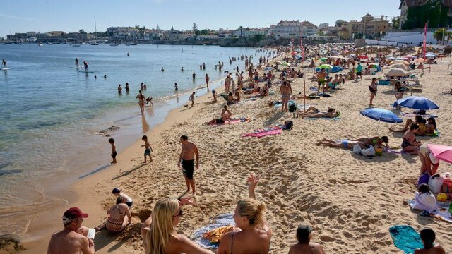 Worldwide tourist arrivals topped 400million