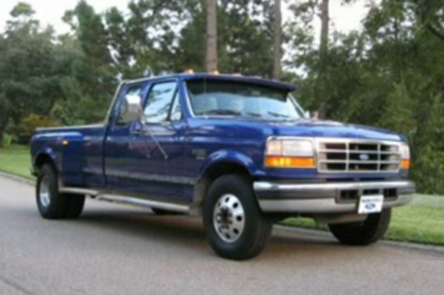 Cheynne drives away in Roys Car