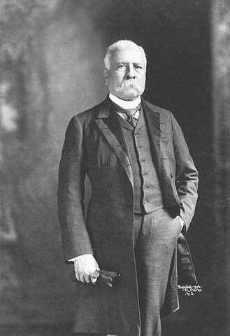 Aumenta de 4 a 6 años el periodo presidencial y se restablece la vicepresidencia.