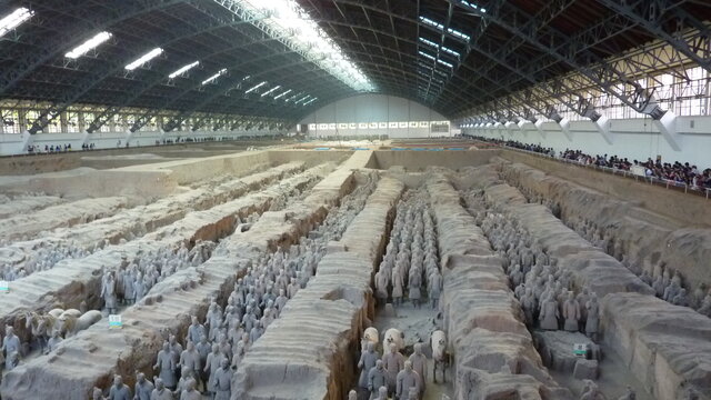 Terra cotta warriors from mausoleum of the first Qin emperor of China (Chinese)