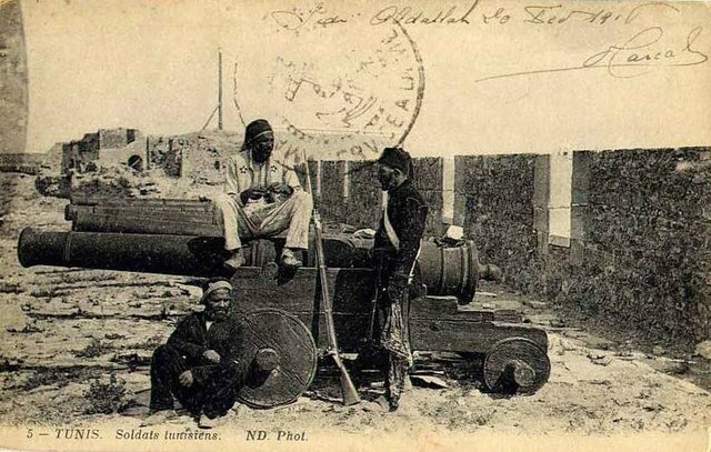 Francia crea un protectorado en Túnez