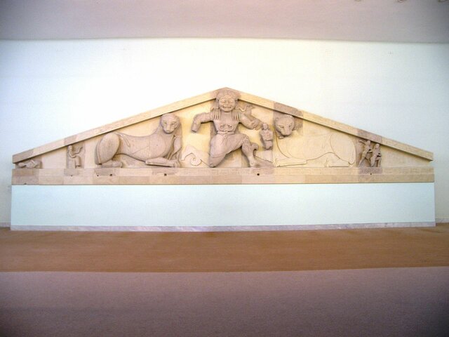 GRECIA. Frontón del templo de Artemisa en Corfú