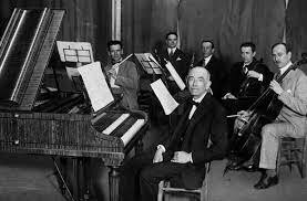 Va estrenar les seves obres al Teatre Còmic