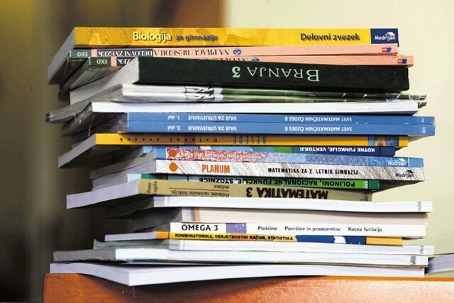 Šolski učbeniki pisani v knjižnjem standardu