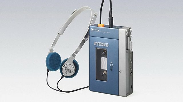 1979 El primer reproductor de cassette estereo con sus auriculares (1979)
