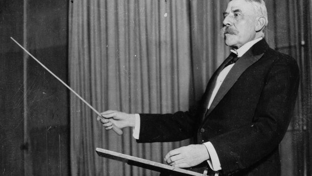 Dirigeix una orquesta