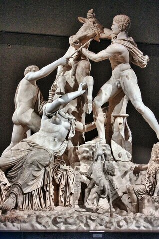 Toro Farnesio o Suplicio de Dirce. Museo Arqueológico Nacional de Nápoles.