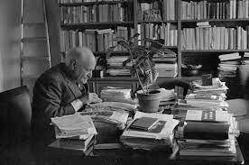 Insegna lettere all'Università di Roma