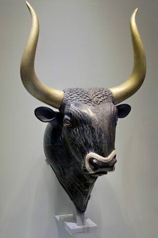 RHYTON CON FORMA DE CABEZA DE TORO.PALACIO DE CNOSSOS.PERIODO NEOPALACIAL.MUSEO DE HERAKLION