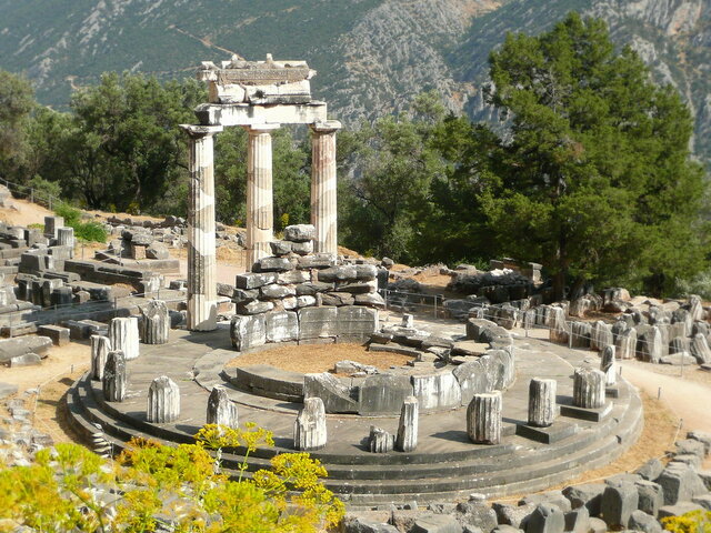 Tholos de Atenea Pronaia en Delfos. Época Clásica. Arquitectura Griega.