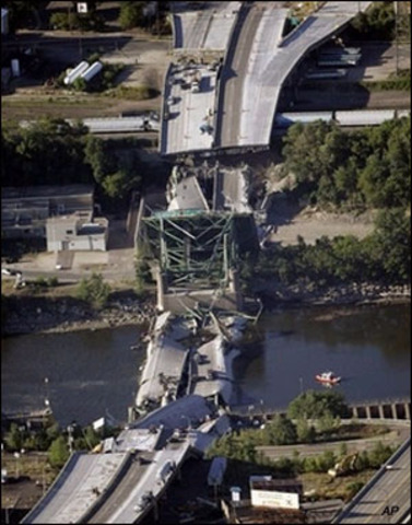 Bridge collapses in Minneapolis
