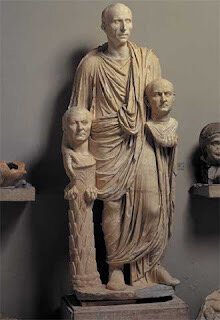 Portador de retratos funerarios.